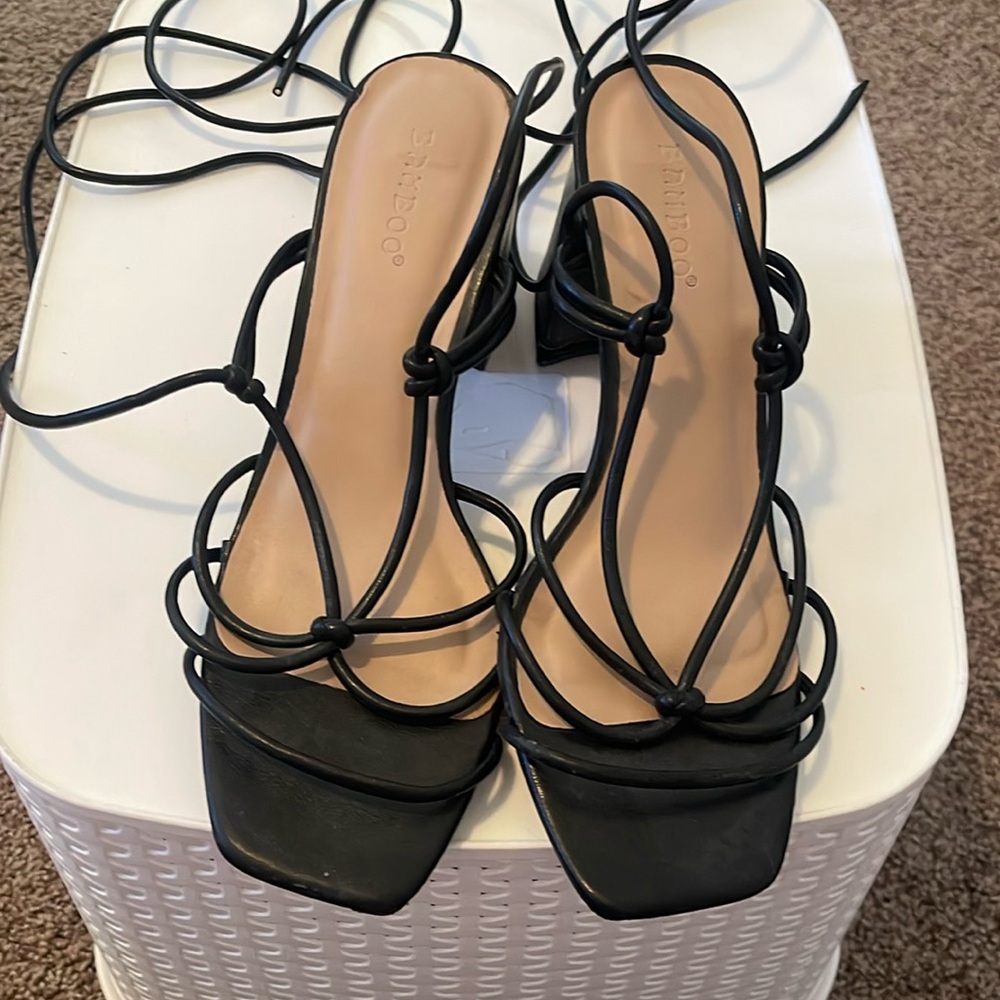 Tie up heel